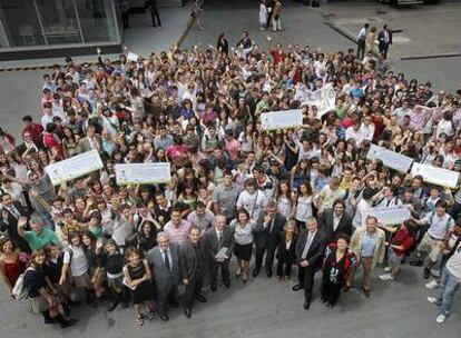 Los estudiantes ganadores, con los finalistas, sus profesores, representantes de empresas y comunidades patrocinadoras del concurso, y periodistas de EL PAÍS.