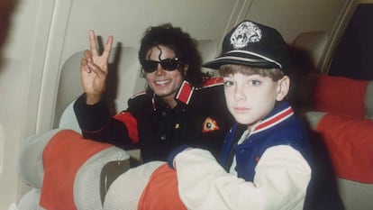 Michael Jackson con Jimmy Safechuck en su avión en 1988.