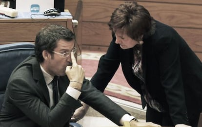 Feijóo, con la conselleira de Sanidade, Rocío Mosquera, en el Parlamento en febrero pasado.