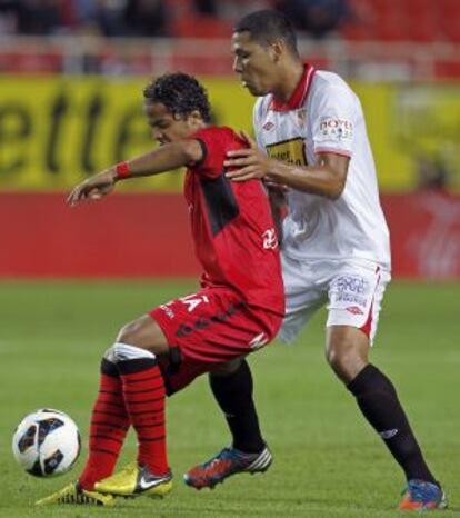 Dos Santos protege el balón de Maduro en el partido ante el Sevilla.