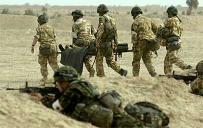Un soldado británico herido en los combates es evacuado en camilla por sus compañeros en el sur de Basora.
.