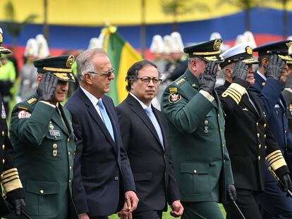Gustavo Petro, presidente de Colombia, e Iván Velásquez, ministro de Defensa, caminan con miembros de las fuerzas armadas durante la posesión del general William Salamanca como nuevo director de la Policía, en Bogotá, el 9 de mayo de 2023.