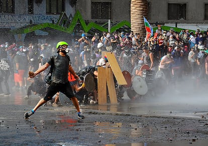 Un manifestante en las calles de Santiago de Chile. La imagen pertenece al libro 'Primera línea Chile' de Marco A. Sepúlveda Gallardo.