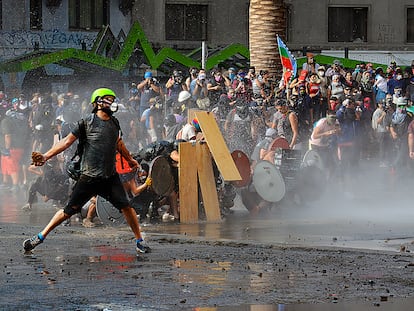 Un manifestante en las calles de Santiago de Chile. La imagen pertenece al libro 'Primera línea Chile' de Marco A. Sepúlveda Gallardo.