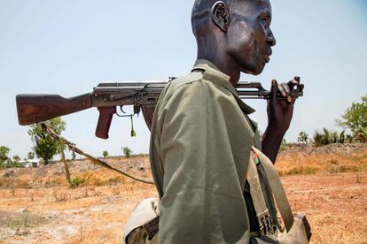 Un miembro de las tropas opositoras camina con su rifle cerca de su base en Thonyor (Sudán del Sur). Al menos 16 civiles han muerto en los enfrentamientos entre el gobierno y los rebeldes.