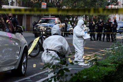 Peritos en colonia Nápoles después del asesinato de Martín Rodríguez