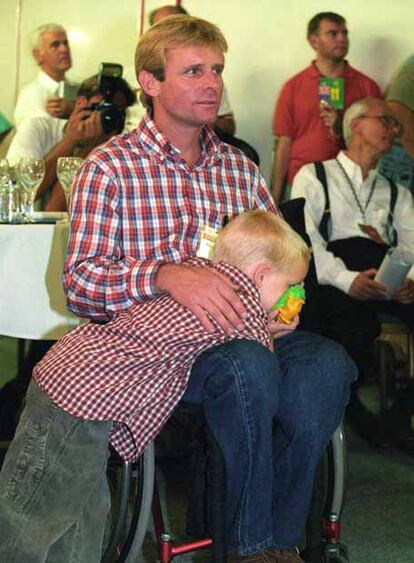Wayne Rainey, con su hijo en Donington Park en 1997.