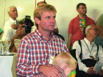 Wayne Rainey, con su hijo en Donington Park en 1997.