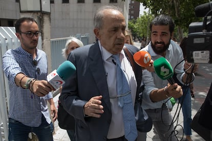 Enrique Álvarez Conde, a la puerta de los juzgados de la plaza de Castilla cuando declaró por el 'caso máster'.