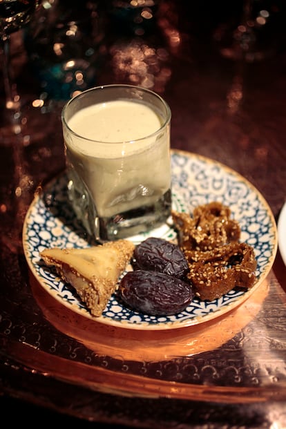 El ayuno se rompe con dátiles, pestiños y un batido de leche con almendras.