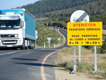 Un camión se aproxima a un punto fronterizo entre Portugal y España, en la localidad cacereña de Zarza la Mayor el 5 de abril.