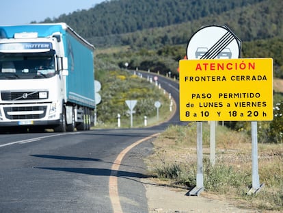 Un camión se aproxima a un punto fronterizo entre Portugal y España, en la localidad cacereña de Zarza la Mayor el 5 de abril.