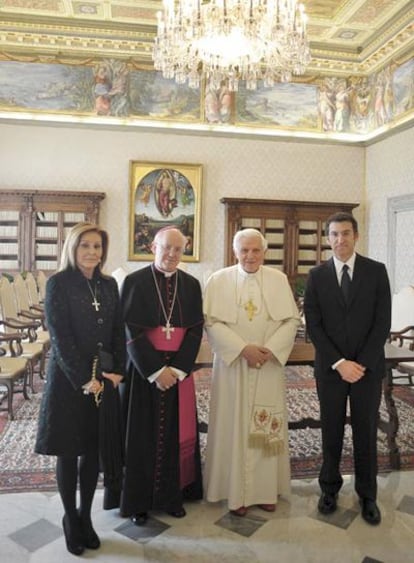 Núñez Feijóo, su pareja y el arzobispo de Santiago, Julián Barrios en el Vaticano con el papa Benedicto XVI