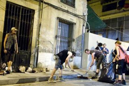 Los 'okupas' barrieron las calles de Verdi y San Salvador, donde celebraron su fiesta.