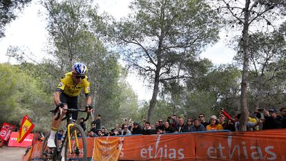 Van Aert, lanzado hacia la victoria poco antes de romper el sillín.