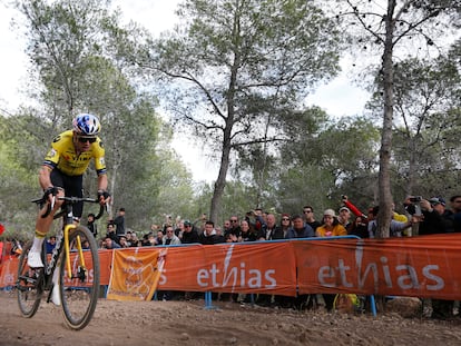 Van Aert, lanzado hacia la victoria poco antes de romper el sillín.