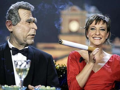 Eva Hache acompañada del guiñol de Bush (Cuatro)