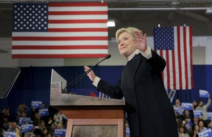 La exsecretaria de Estado estadounidense Hillary Clinton ha reconocido la victoria en las primarias de New Hampshire del senador Sanders, quien ha advertido que su triunfo "tendrá eco desde Wall Street hasta Washington".