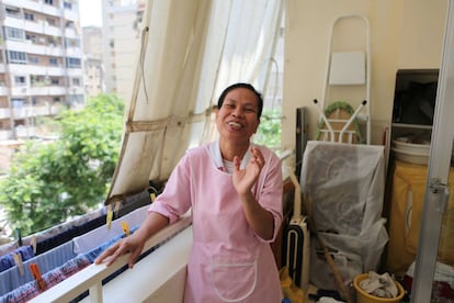 La quinta parte de las empleadas domésticas extranjeras que trabajan en Líbano son filipinas. En la imagen, una de ellas se toma un descanso tras tender la ropa. Las trabajadoras que aparecen en este reportaje han preferido mantener su anonimato.