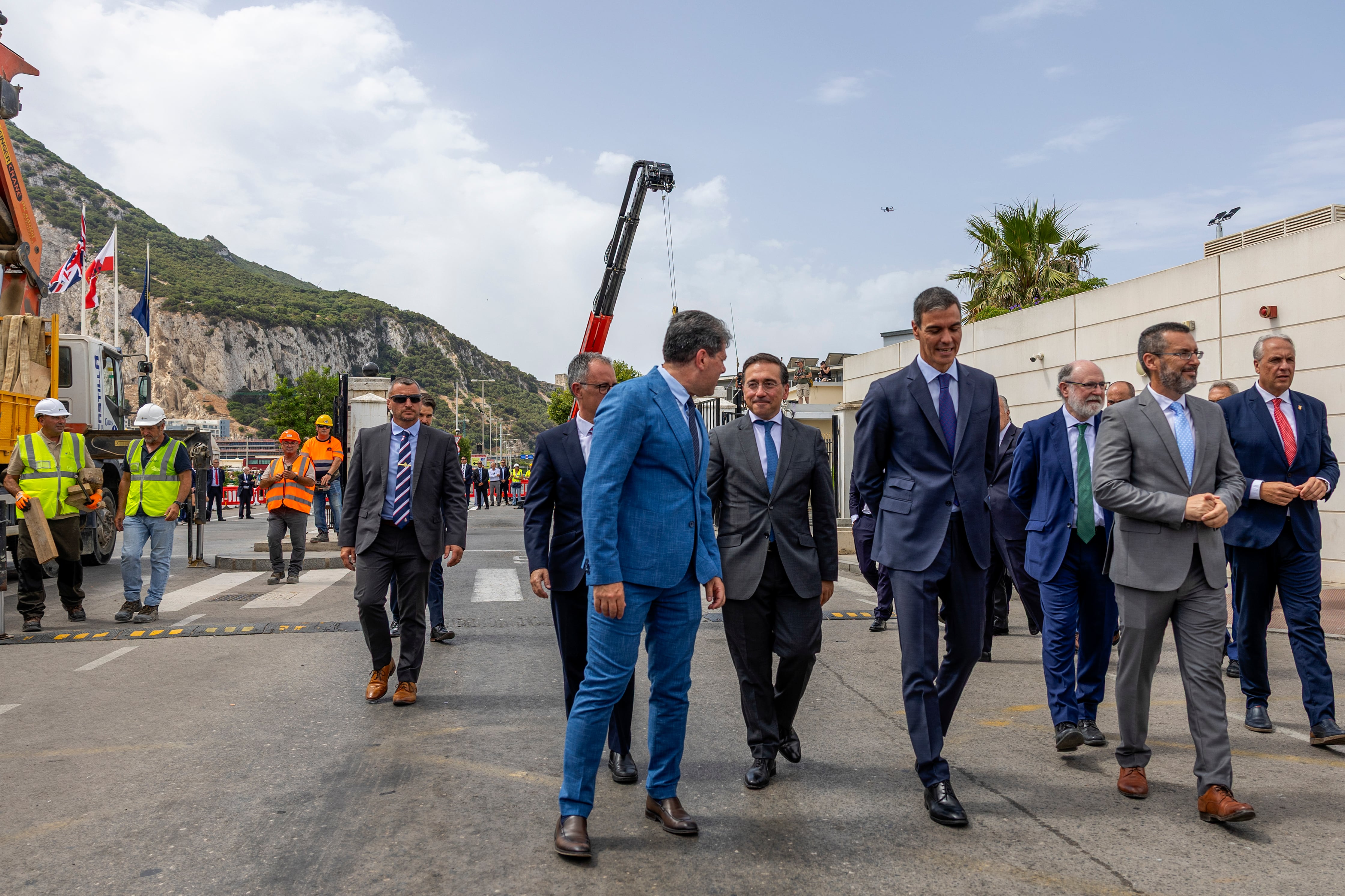El presidente del Gobierno, Pedro Sánchez, visita los trabajos de demolición de la verja que separaba La Línea de la Concepción y Gibraltar, este miércoles.