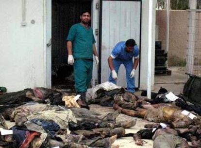 Empleados de la morgue de Baquba, ante varios cadáveres hallados en las calles con signos de torturas.