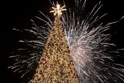 Árbol de Navidad instalado en la Puerta del Sol, este jueves. La estructura, que está coronada por una gran estrella, cuenta con más de 3.360 bolas rojas de 30, 20 y 15 centímetros.