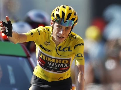 Vingegaard, ganando de amarillo la etapa de Hautacam del pasado Tour.