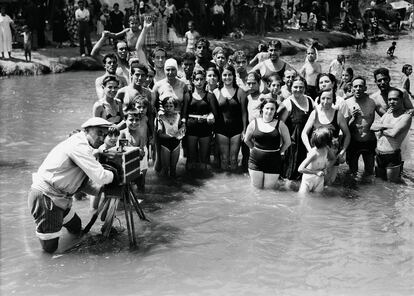 Bañistas en el río Manzanares, en Madrid, en agosto de 1935. La exposición incluye material inédito documental y copias de época, procedentes de dos colecciones privadas y del Archivo General de la Administración, en Alcalá de Henares, donde está el fondo fotográfico de Alfonso.