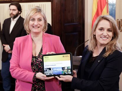 La consejera de Economía, Natàlia Mas (a la derecha), entrega el proyecto de presupuestos a la vicepresidenta del Parlament en funciones de presidenta, Alba Vergés.
