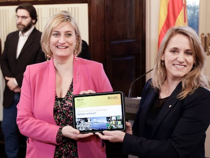 La consejera de Economía, Natàlia Mas (a la derecha), entrega el proyecto de presupuestos a la vicepresidenta del Parlament en funciones de presidenta, Alba Vergés.