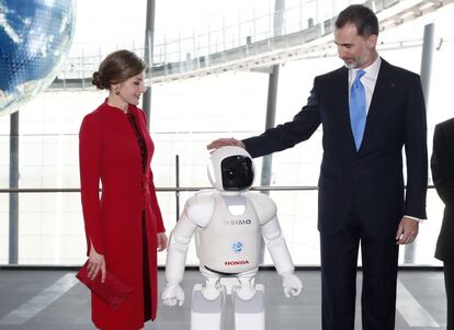 El rey Felipe VI y la reina Letizia posan con el robot Asimo de Honda durante una visita al Museo de la Ciencia Emergente y la Innovación (Miraikan), en Tokio (Japón). "Vamos a hacernos una foto juntos", sugirió en inglés el pequeño robot blanco con forma humana después de dar la bienvenida a los Reyes, mostrarles algunas de sus habilidades -como chutar un balón o saltar a la pata coja- y estrechar de forma educada la mano de Felipe VI y de la reina Letizia.