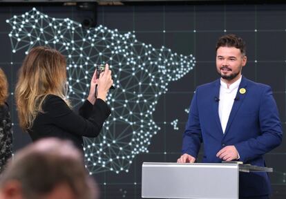 El portavoz del Grupo Parlamentario ERC en el Congreso de los Diputados, Gabriel Rufián, antes del debate electoral a siete, en los estudios de RTVE de Prado del Rey.