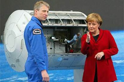 La canciller alemana, Angela Merkel, delante de un modelo del laboratorio espacial Columbus en Bremen.