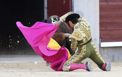 El diestro Jiménez Fortes recibe a a su primer toro, durante el séptimo festejo de la Feria de San Isidro en Las Ventas.