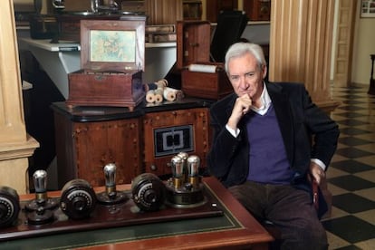 El periodista Luis del Olmo, en su museo de la radio en Roda de Berà (Tarragona).