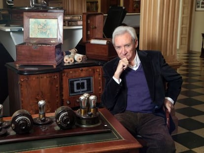 El periodista Luis del Olmo, en su museo de la radio en Roda de Ber&agrave; (Tarragona).