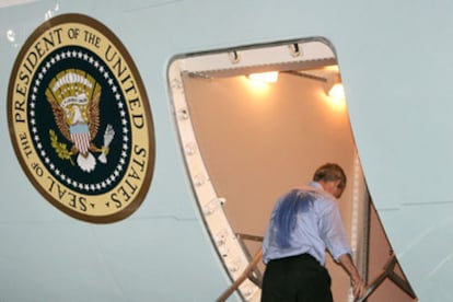 El presidente George Bush sube al Air Force One tras pronunciar un discurso en Nueva Orleans.