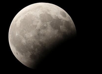 Vista da lua durante o eclipse lunar no Cairo (Egito).