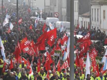 Miles de maniestantes de Ferrol, ayer por las calles de Santiago. 