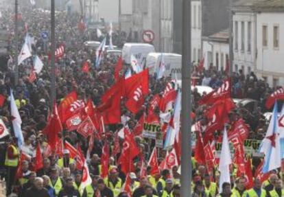 Miles de maniestantes de Ferrol, ayer por las calles de Santiago. 