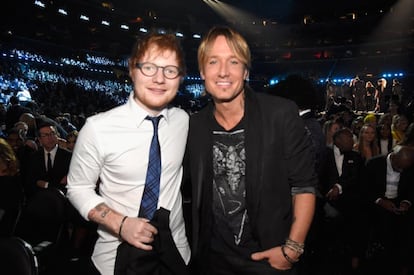 Ed Sheeran y Keith Urban posaron juntos durante la 59 ceremonia de los premios Grammy y no tenemos claro quién le pidió la foto a quién, pero esta es una foto fan en toda regla.