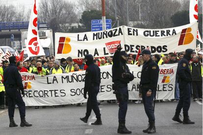 Trabajadores de la compañía aérea Iberia se han concentrado a primeras horas de la mañana en  la nueva zona industrial La Muñoza