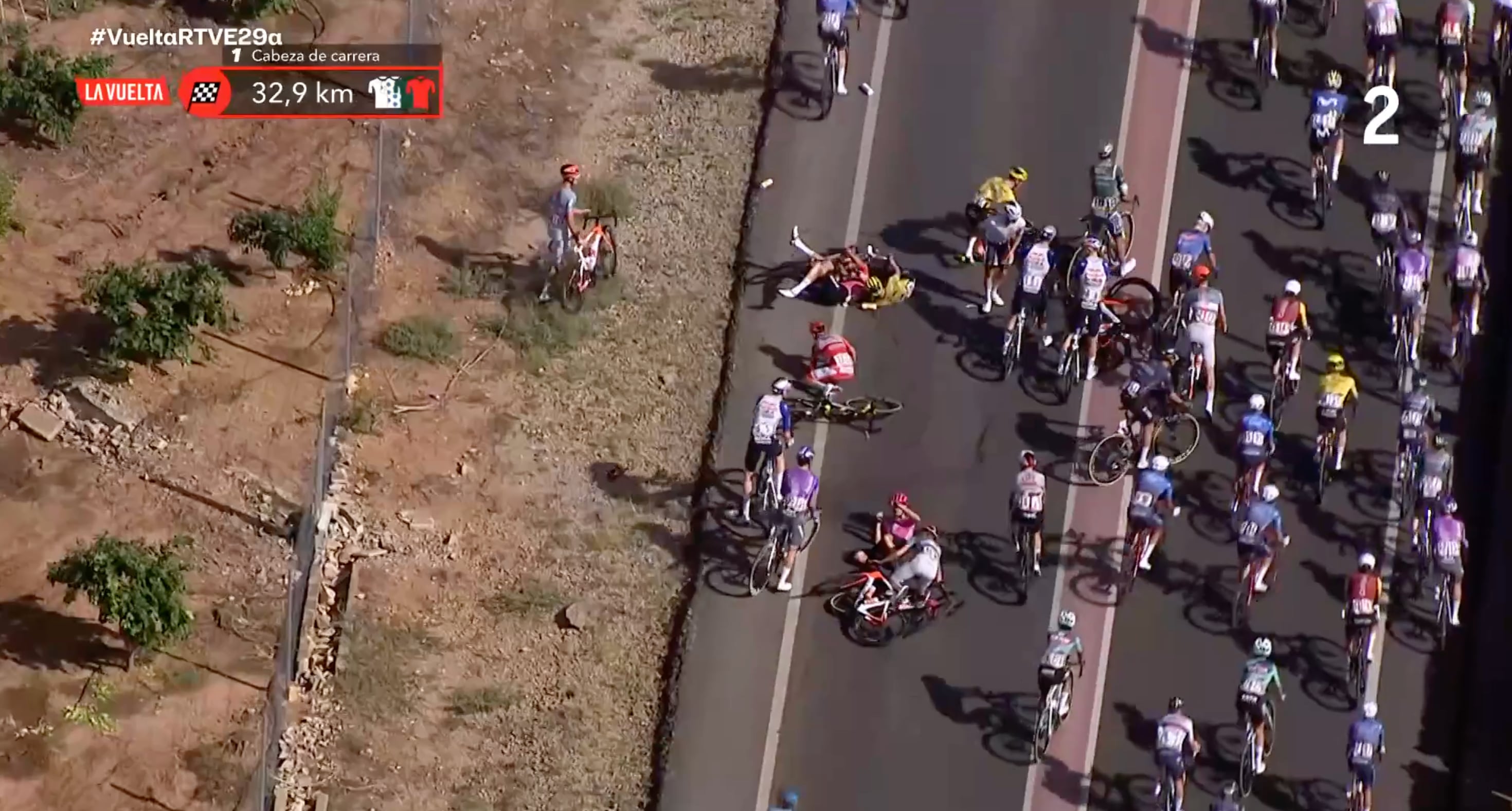 Pogacar se cae a falta de 32 kilómetros de meta y abandona La Vuelta en la octava etapa