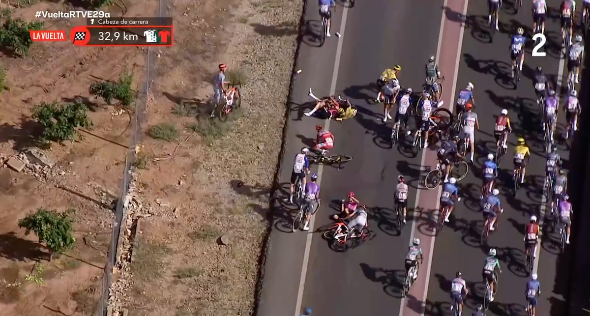 Pogacar se cae a falta de 32 kilómetros de meta y abandona La Vuelta en la octava etapa