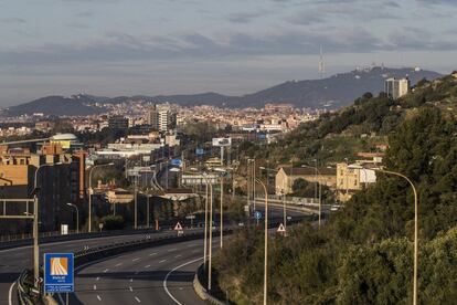 Autopista d'entrada a Barcelona, sense trànsit. 