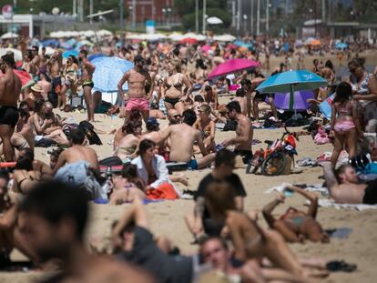 La playa de Bogatell, el pasado 13 de junio, primer fin de semana de baño permitido en las playas de la capital catalana.