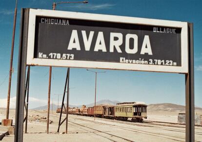 Avaroa-Ollagüe es el paso fronterizo entre Uyuni (Bolivia) y Calama (Chile). A los lados de la vía que las une, que nació y sigue existiendo para sacar mineral boliviano, el altiplano es un desierto despoblado en el que difícilmente brota nada. Un soldado de frontera cuenta que, para el único vecino que tiene su destacamento, la quinua también le llevará riquezas.