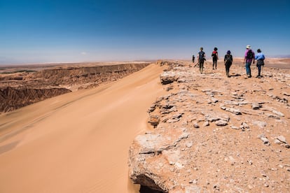 Excursionistas recorriendo el Valle de la Muerte, en el desierto de Atacama (Chile).