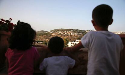 Crianças da vila palestina de Deir Ibzi.