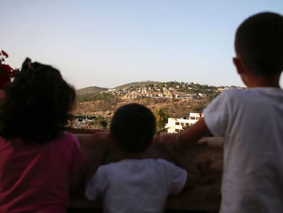Crian&ccedil;as da vila palestina de Deir Ibzi.